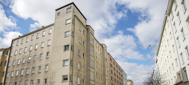 Zabudowa balkonu w Warszawie jako sposób na zwiększenie prywatności w mieszkaniu.