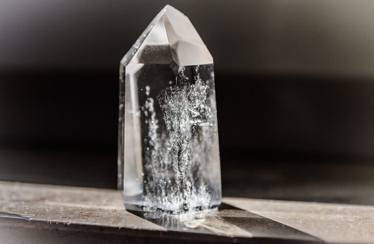 Naszyjnik z kryształem górskim – co warto wiedzieć?