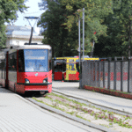 Jakie są zalety korzystania z usług transportu niskopodwoziowego w Warszawie?