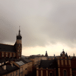 Pogoda w Krakowie: Okazyjne radosne wiosenne dni i przygody z przebijającymi deszczowymi chmurami