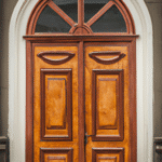 Jak wybrać idealne drzwi zewnętrzne drewniane?