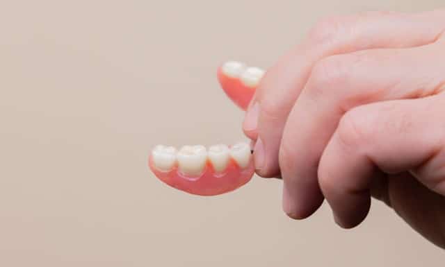 Implant zęba – cena Kraków – co wpływa na ostateczną wycenę?